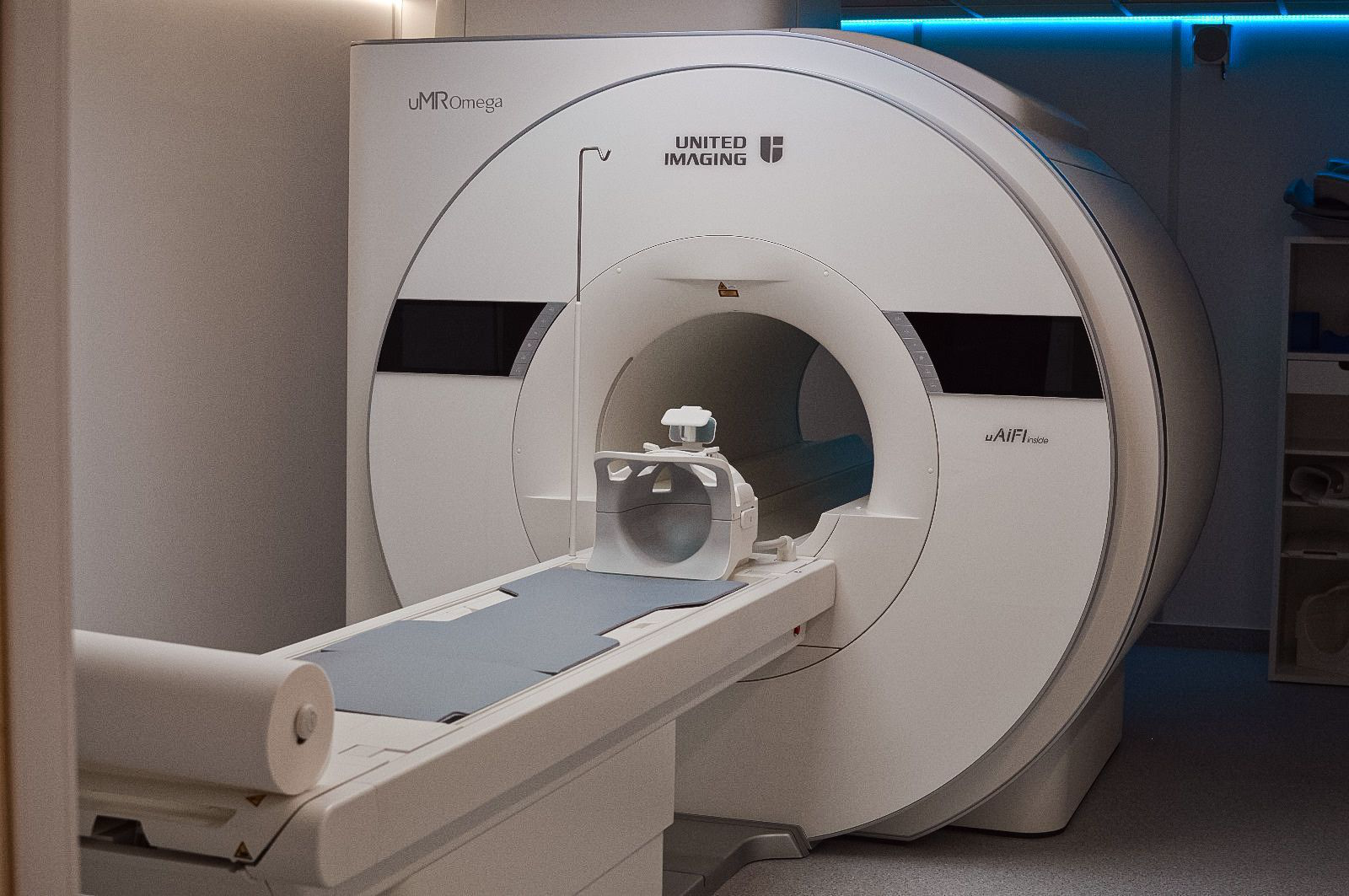 United Imaging uMR Omega magnetic resonance imaging system